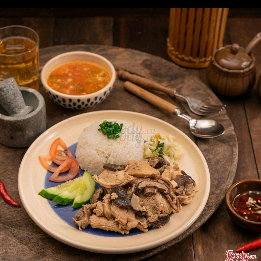 com-trang-ga-sot-nam-trung-cuon-tang-tra-quat