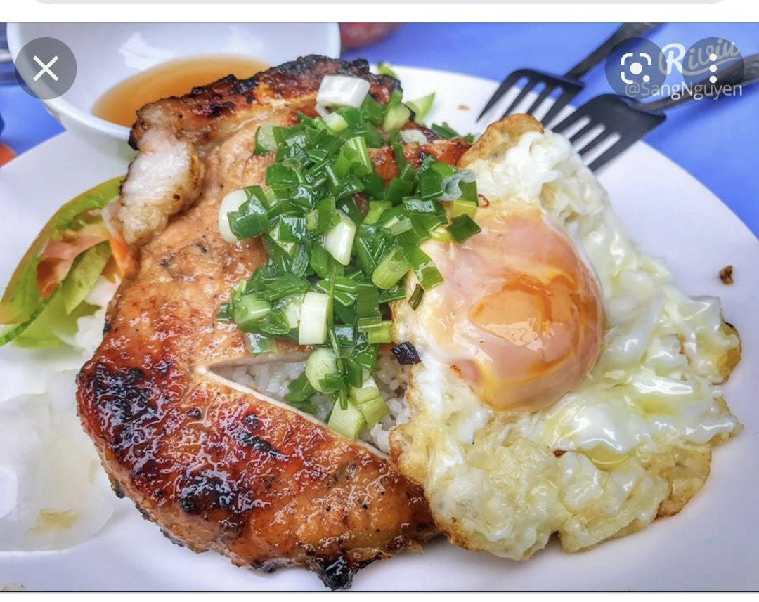 com-suon-nuong-trung-op-la