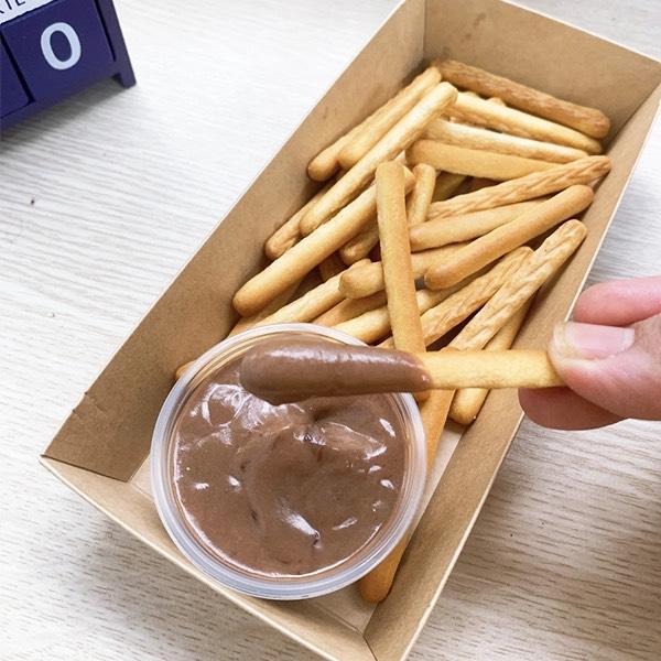 banh-que-cham-sot-socola