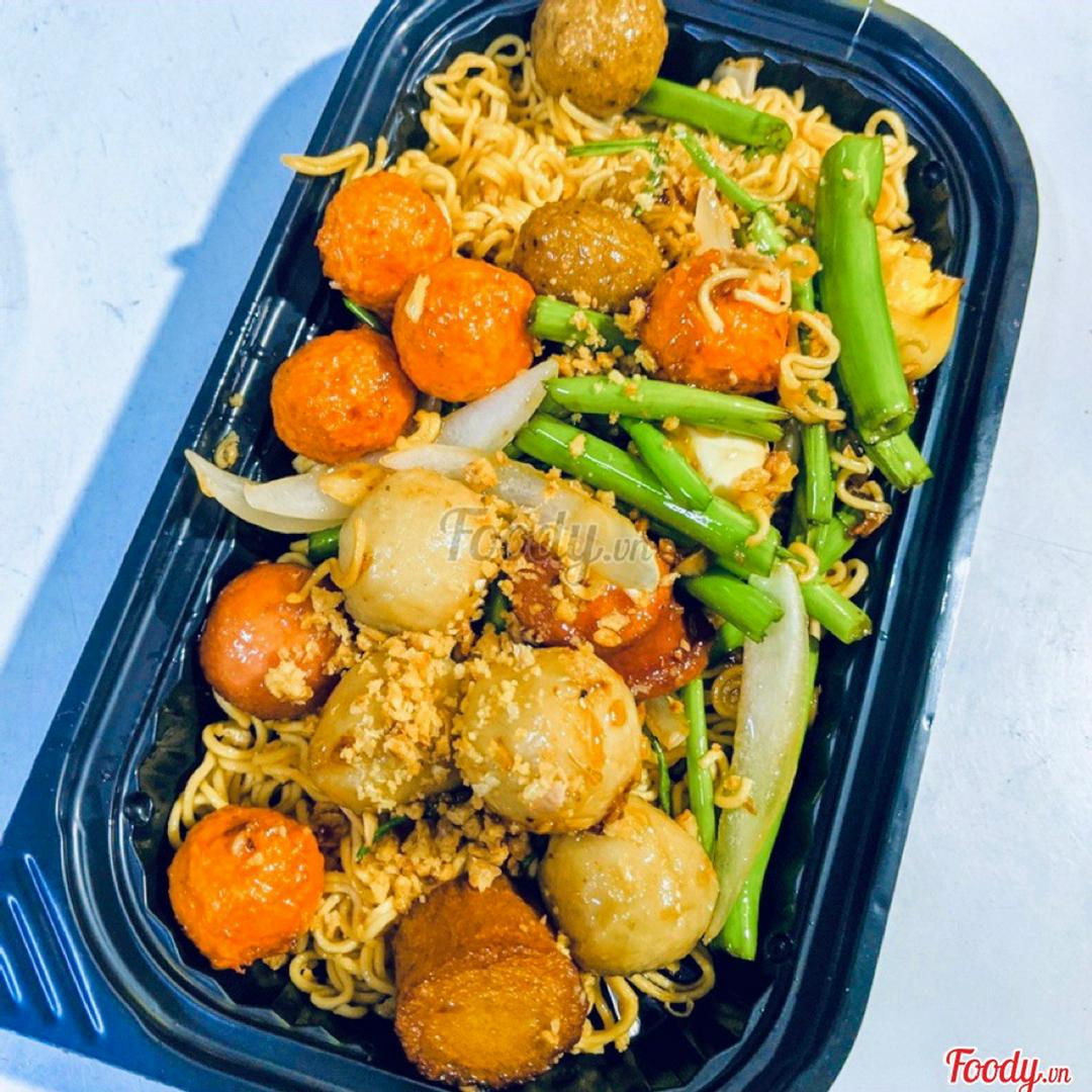 mi-xao-thap-cam-ca-vien-sot-nuoc-mam