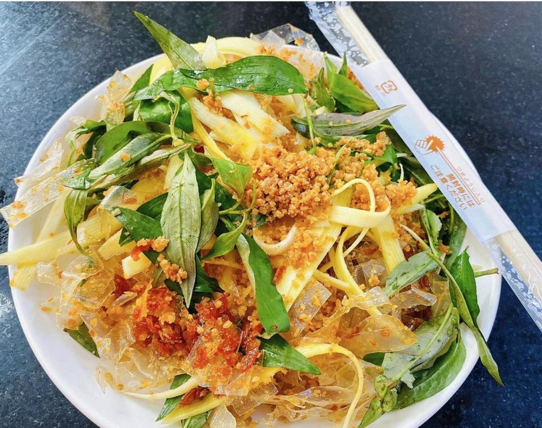 banh-trang-tron-sate-toi-ot-2-trung