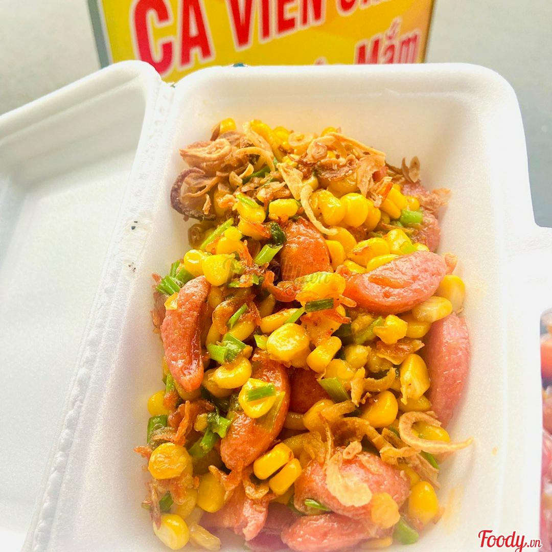 bap-xao-xuc-xich-trung-muoi-hop-lon