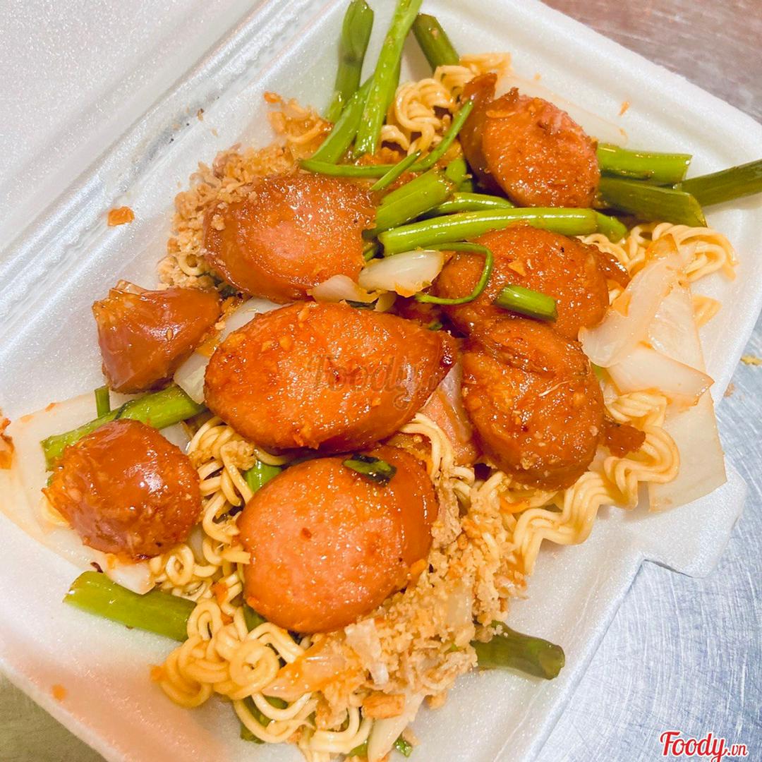 mi-xao-xuc-xich-sot-nuoc-mam