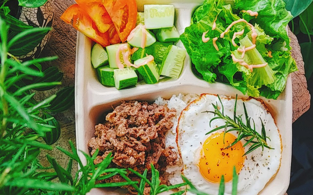 Bánh-Mì-Giòn-Bò---Cơm-Bò-Salad---Lữ-Gia