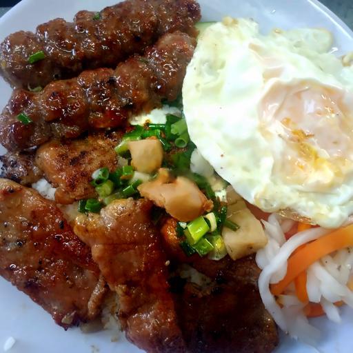 com-suon-nem-nuong-op-la