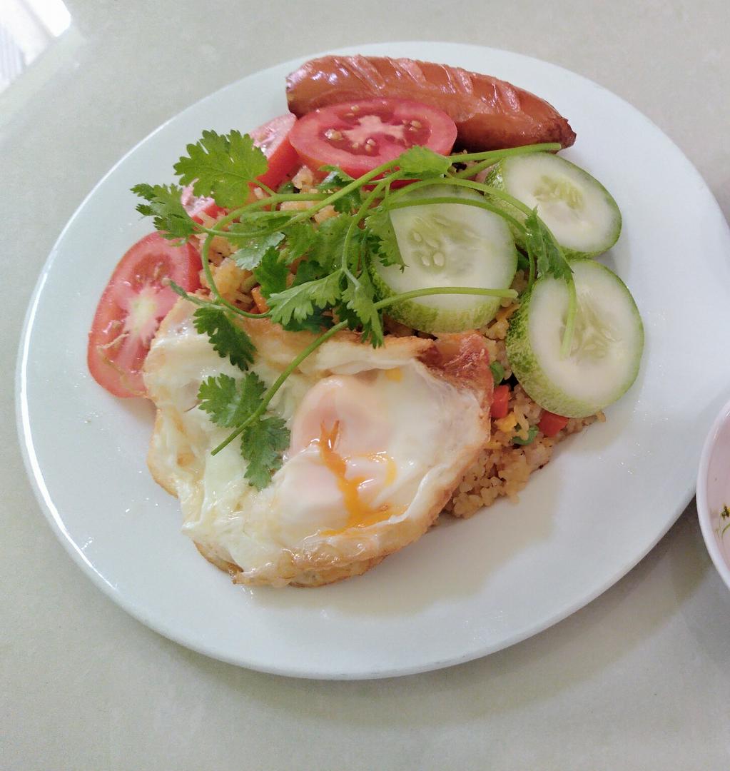 com-chien-duong-chau-ac-biet-them-trung-va-xuc-xich-uc