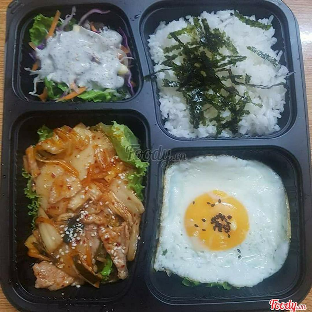 com-bento-kim-chi-xao-thit-heo-trung-op-la