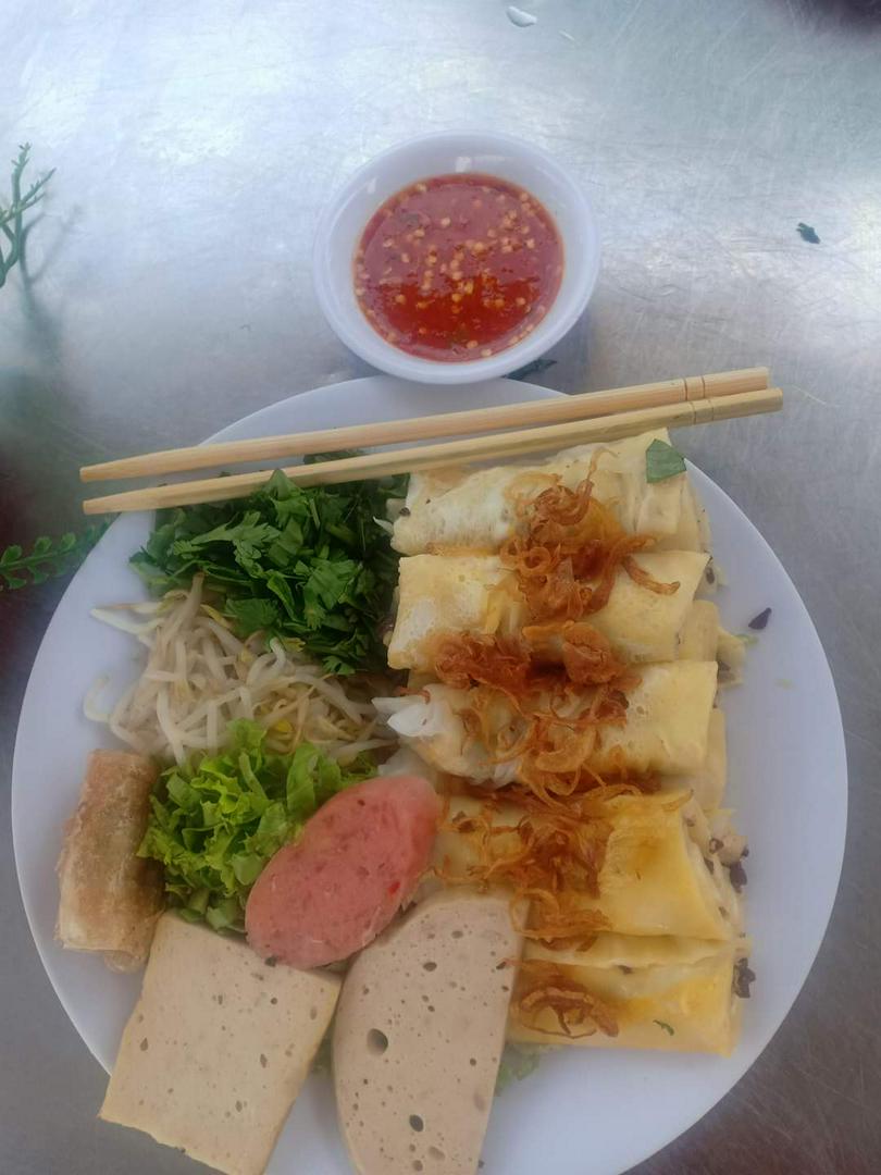 banh-cuon-trung-nhan-thit-nam-meo