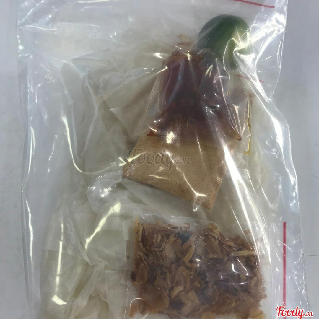 banh-trang-deo-muoi-ot-sa-te