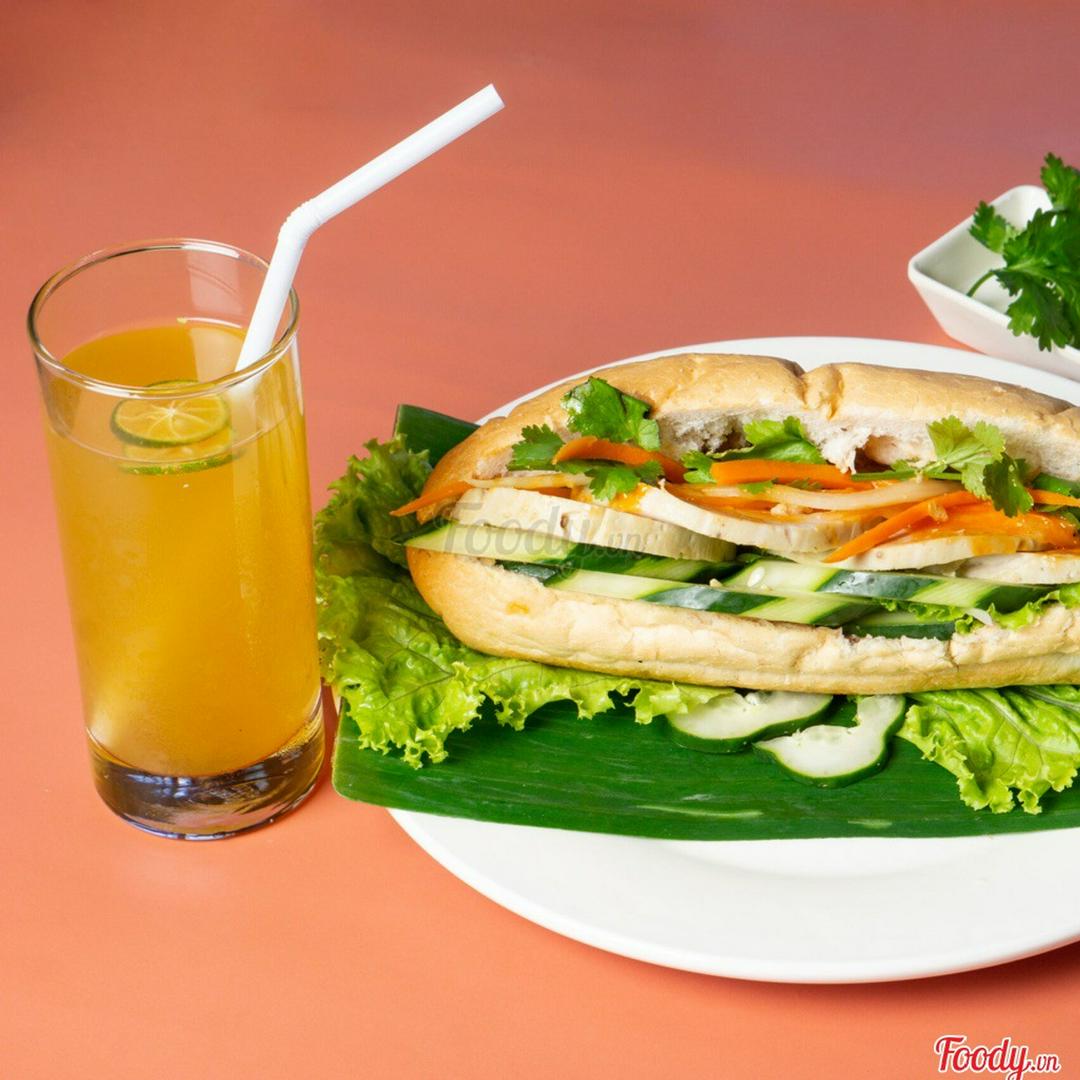 banh-my-ga-nam-tra-quat-s