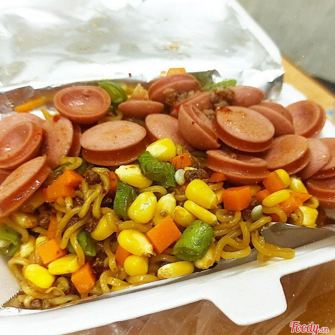 mi-tron-indomie-xuc-xich