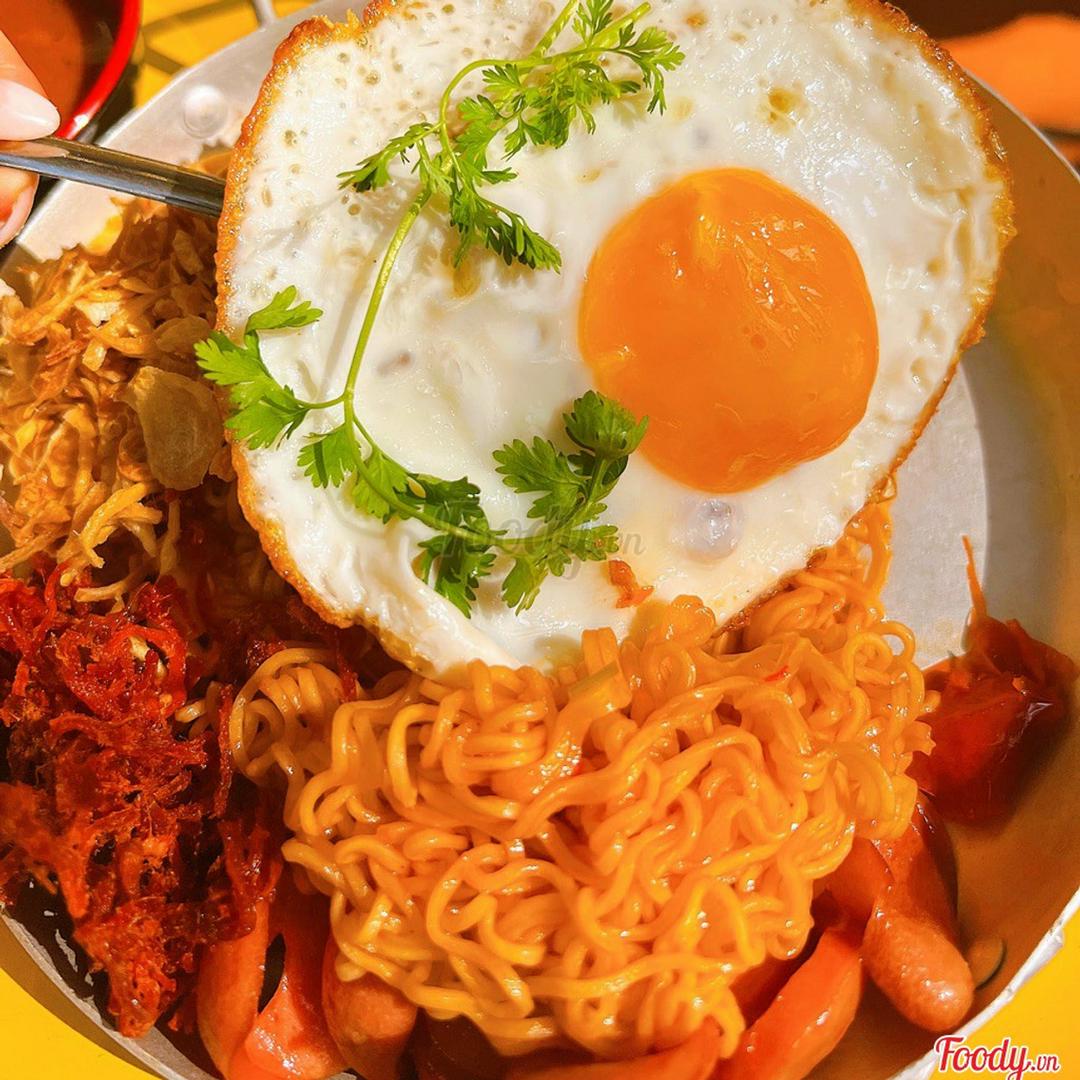 mi-tron-indomie-trung-op-bo-kho-xuc-xich
