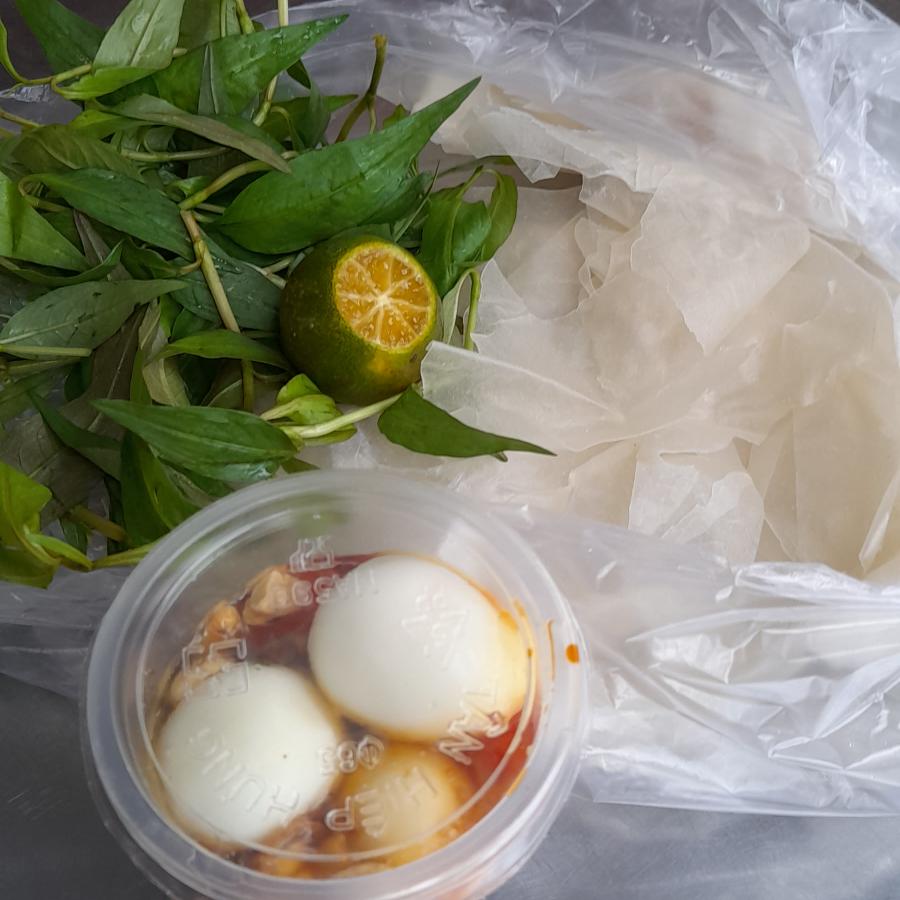 banh-trang-cham-3-trung-cut