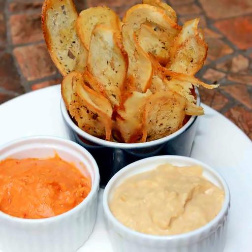 bagel-chips-with-hummus-red-pepper