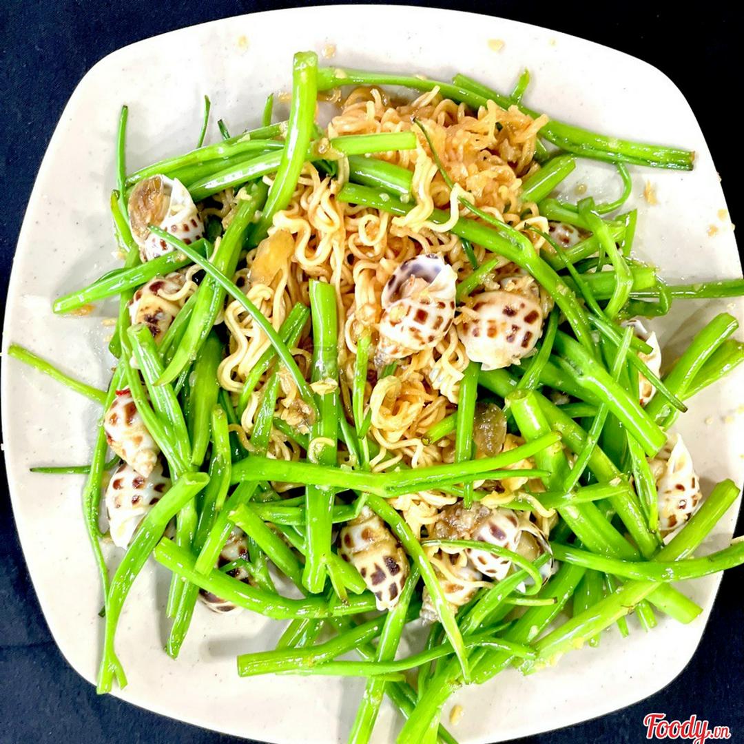 oc-huong-xao-mi-rau-muong