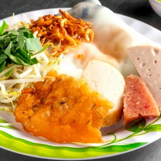 banh-cuon-trung-op-la-nhan-tom-muc