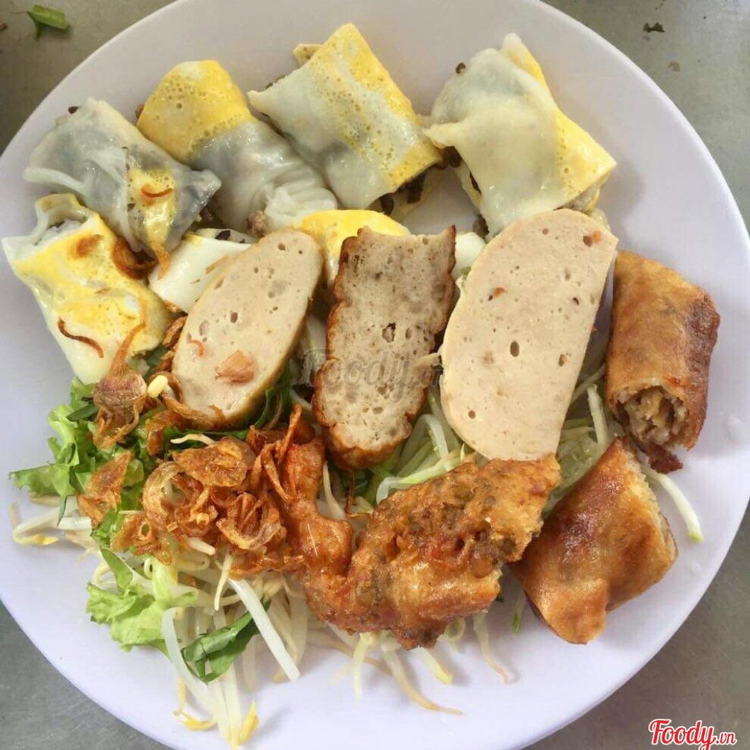 banh-cuon-trung-nong