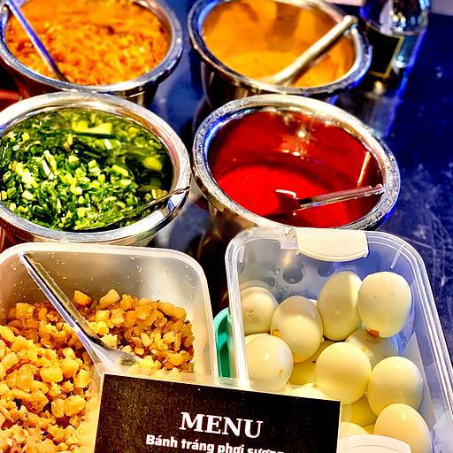 banh-trang-deo-sate-muoi-toi-trung-ga