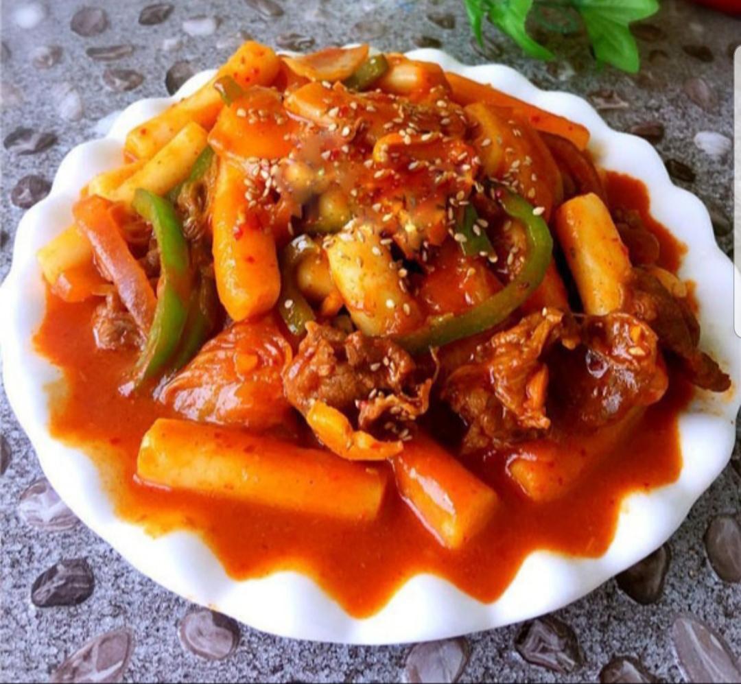 banh-gao-nau-kim-chi-thap-cam-thit-bo-xuc-xich-cha