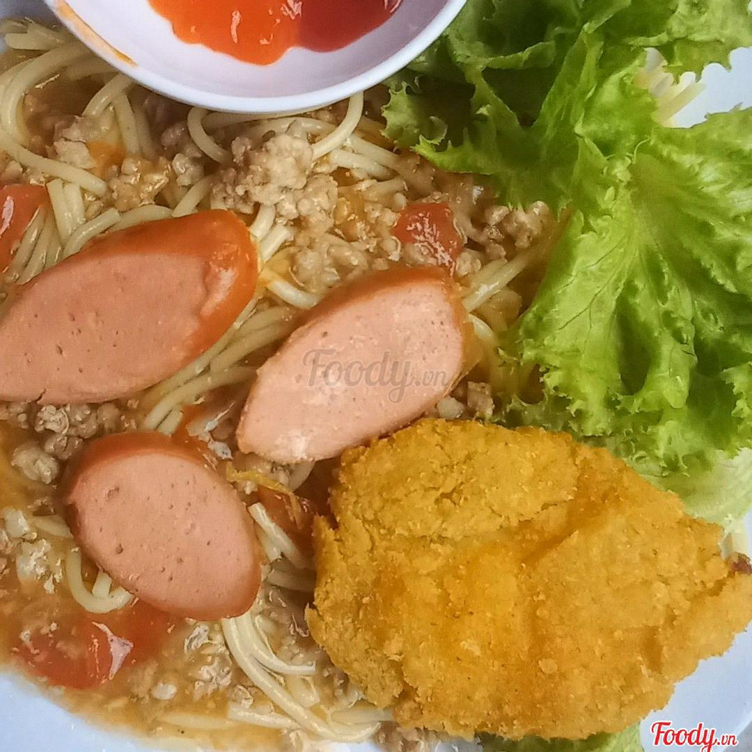 mi-y-sot-bo-xuc-xich-mieng-ga-chien-gion