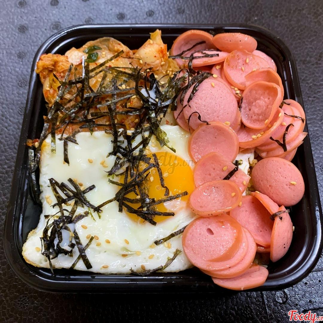 combo-com-rang-xuc-xich-trung-chien-kimchi-coca