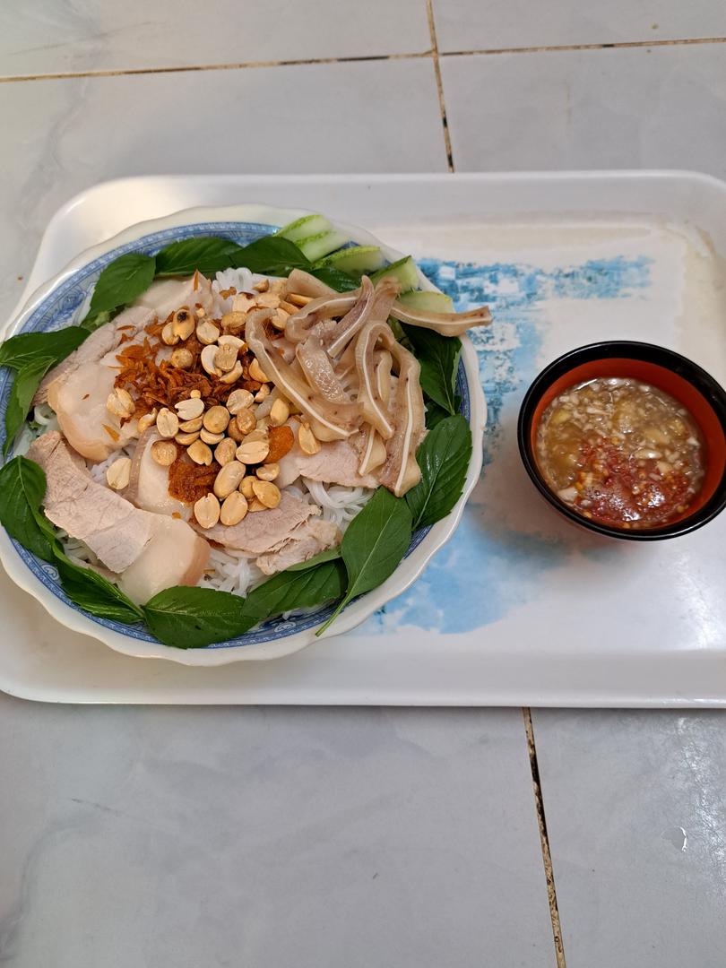 bun-thit-luoc-tai-heo-mam-niem-hoac-mam-chua-ngot