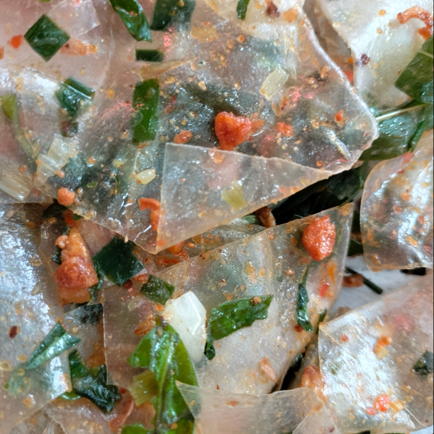 banh-trang-deo-muoi-hanh-sate-toi-vua