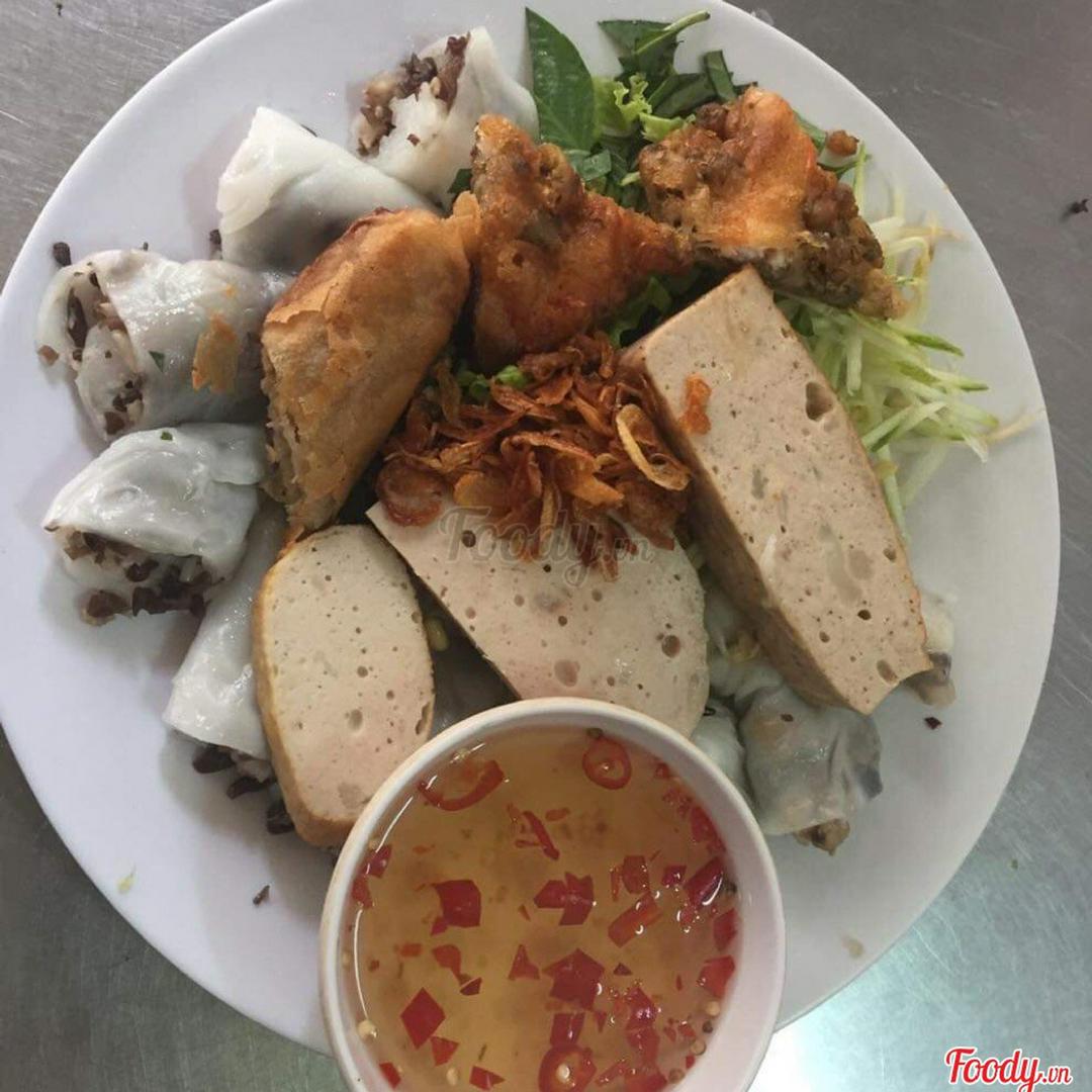banh-cuon-nhan-nong-ly-nuoc-ngot-coca-hoac-chai-nuoc-suoi-lavie