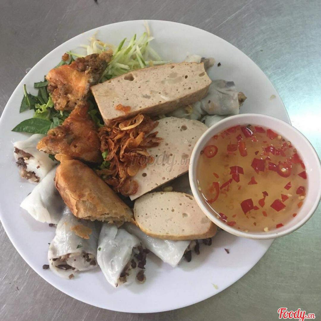 banh-uot-nong-ly-nuoc-ngot-coca-hoac-chai-nuoc-suoi-lavie