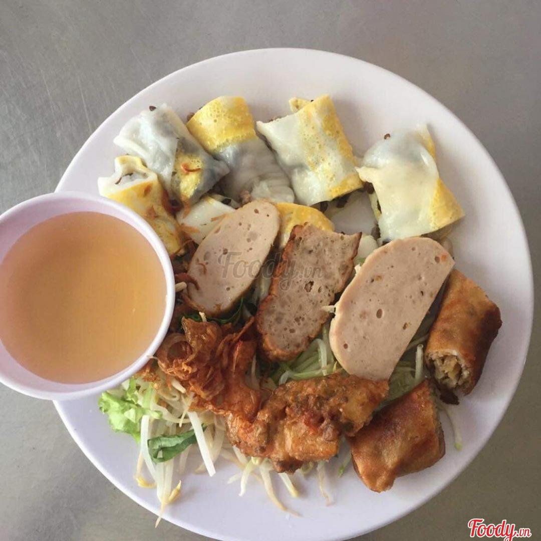 banh-uot-trung-nong-ly-nuoc-ngot-coca-hoac-chai-nuoc-suoi-lavie