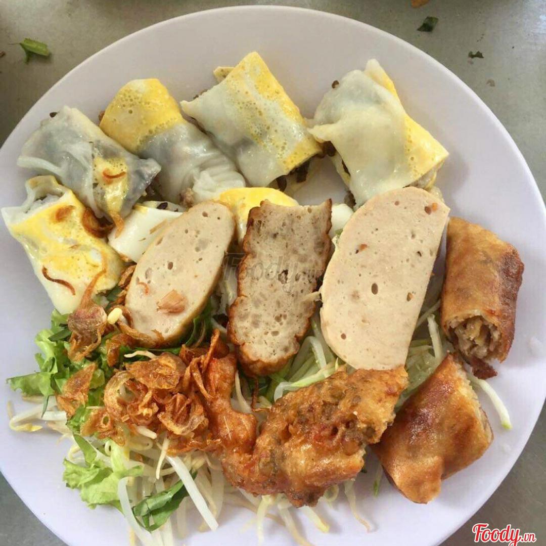 banh-cuon-trung-nong-ly-nuoc-ngot-coca-hoac-chai-nuoc-suoi-lavie