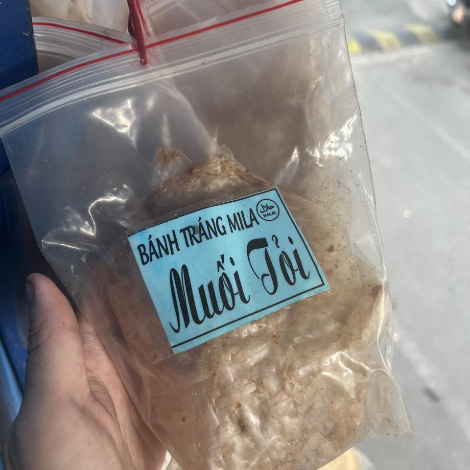 banh-trang-muoi-toi-tron-san