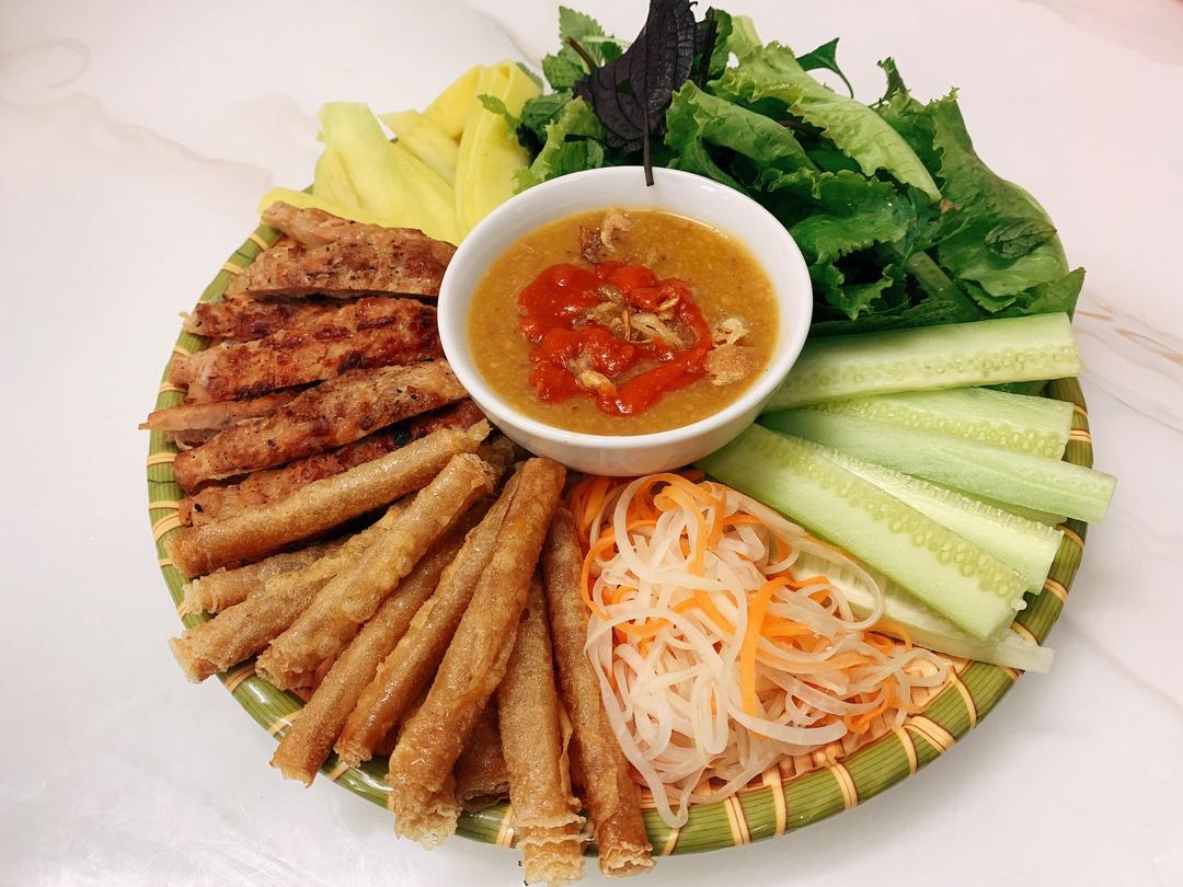 nem-nuong-nha-trang-xuat-lon-8-cuon-chai-coca