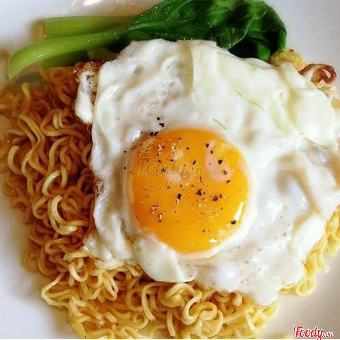 mi-goi-xao-trung-op-la