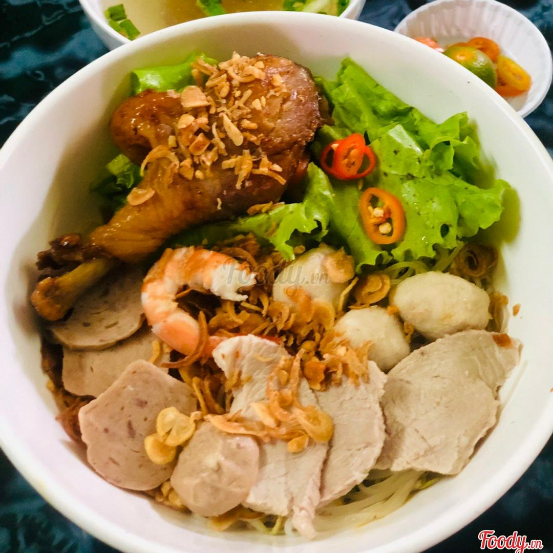 hu-tieu-thap-cam-ga-khia-nuoc-dua