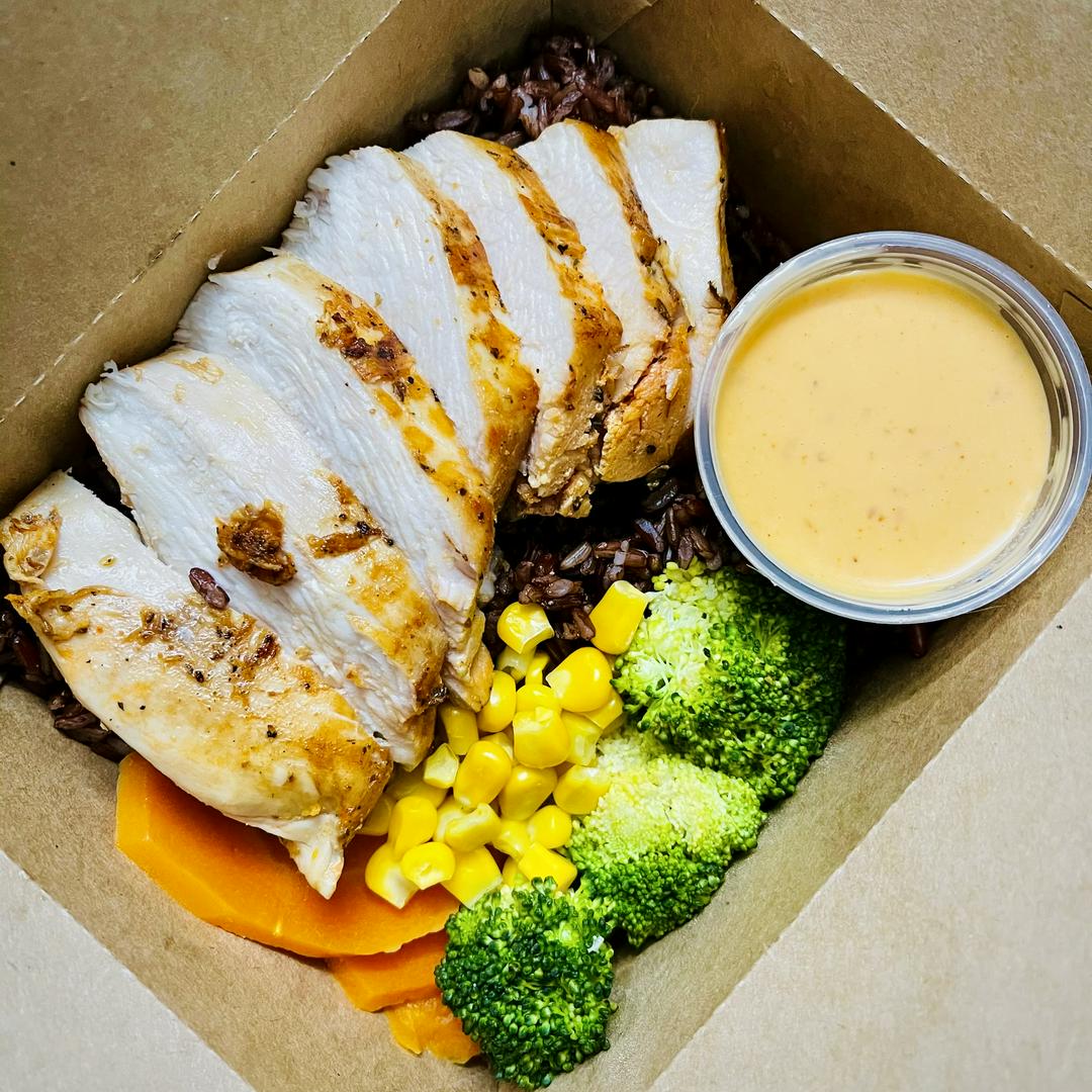 com-lut-uc-ga-ap-chao-xot-brown-rice-chicken-breast-sauce