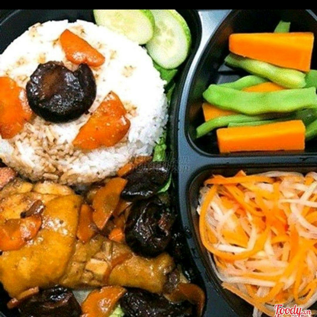 combo-ga-ui-ran-gion-xuc-xich-ga-xao-nam-tang-tra-chanh