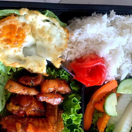 com-thit-ba-chi-rang-chay-canh-trung-op-la