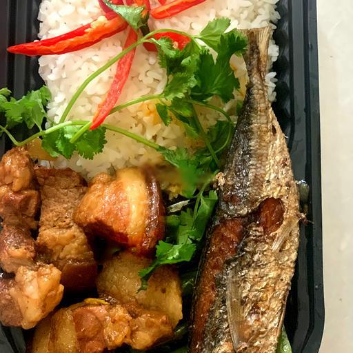 com-ca-nuc-chien-thit-kho-trung-cut