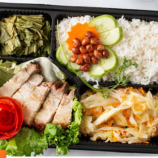 combo-com-thit-heo-quay-1-o-uong-bat-ki-khan-lanh