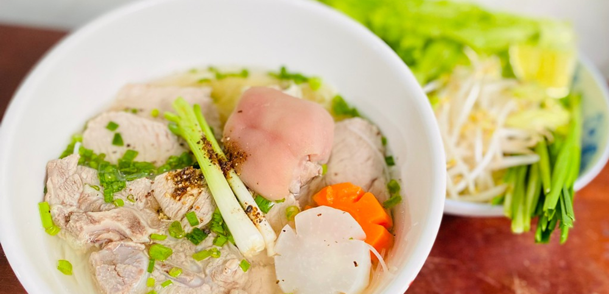 quan-an-ngoc-anh-hu-tieu-mi-thap-cam-banh-beo-chen-calmette