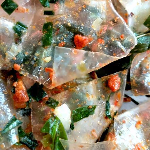 banh-trang-deo-muoi-hanh-sate-toi-chay