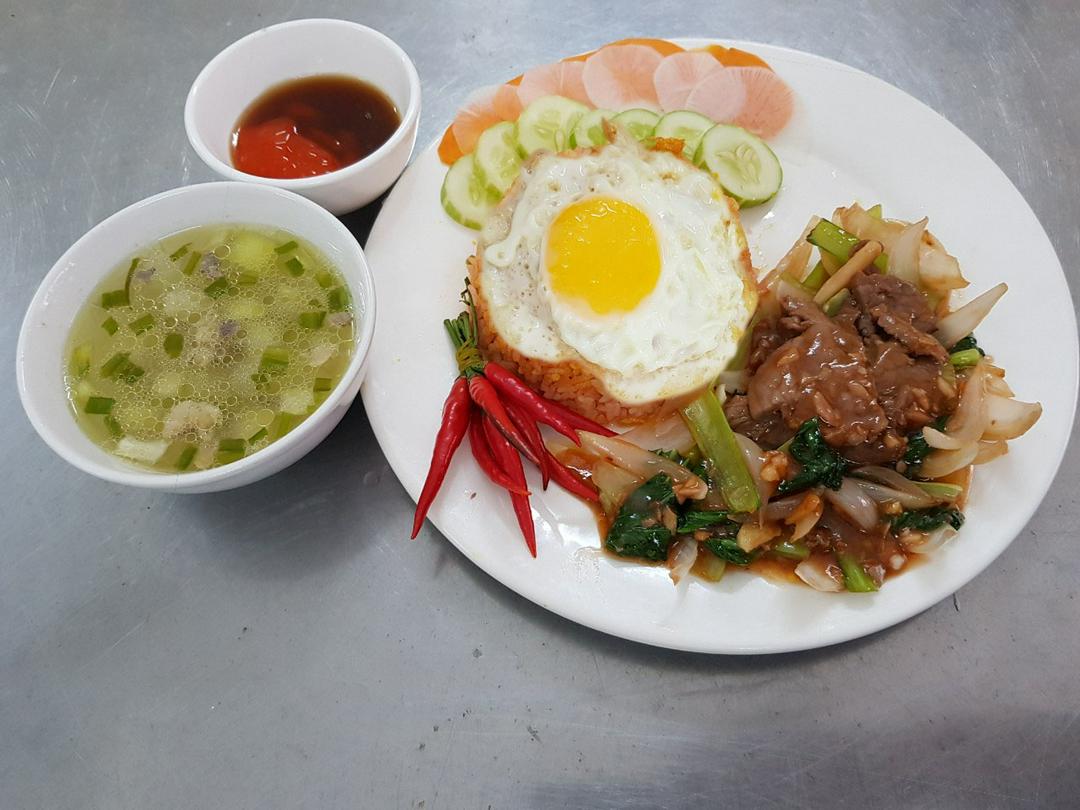 com-bo-xao-va-trung-op-la