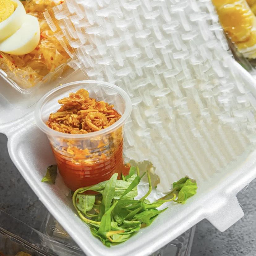 banh-trang-cham-sot-hanh-phi-trung