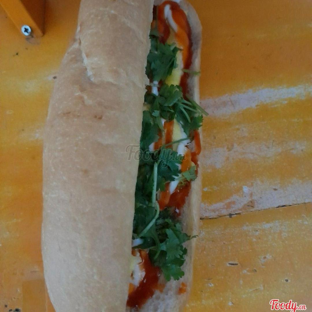 banh-mi-pate-trung-chien