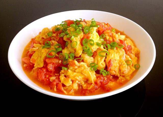 com-trung-chien-ca-chua-hanh-la