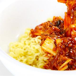 mi-tron-thit-bam-trung-cut-xuc-xich-pho-mai-cay