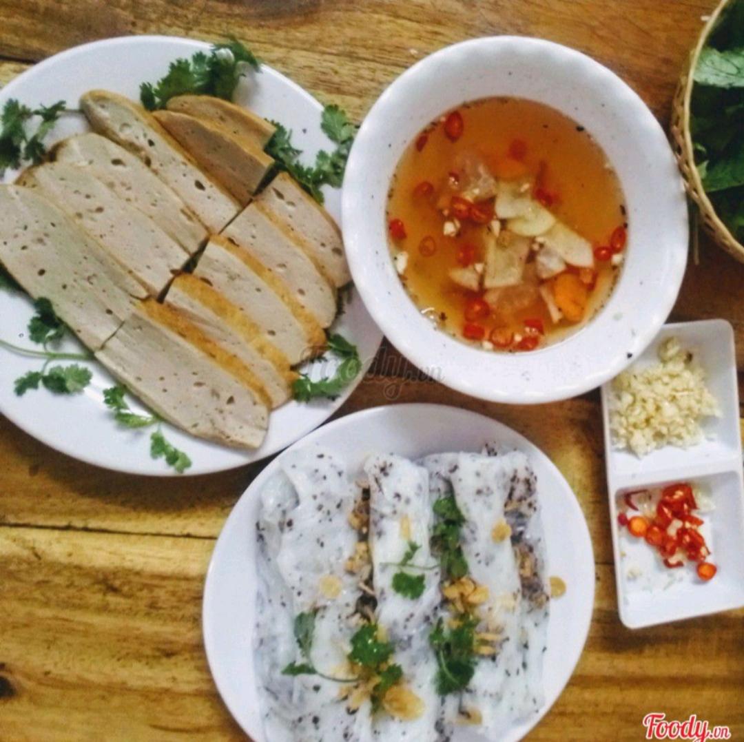 banh-cuon-cuon-thit-cha-que