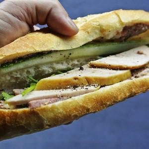 banh-mi-cha-lua-muoi-tieu