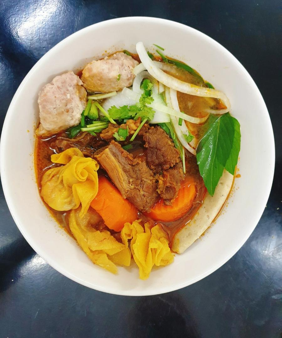 bo-kho-sieu-no-full-topping-nhieu-thit-2-vien-xiu-mai-2-vien-hoanh-thanh-chien-1-cha-la
